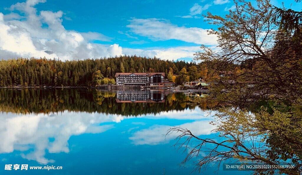 湖畔小屋寧靜自然美景