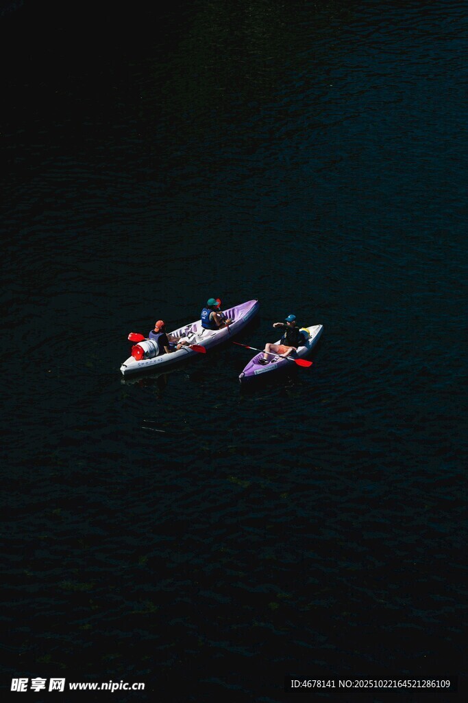 空中俯瞰皮劃艇水上競技