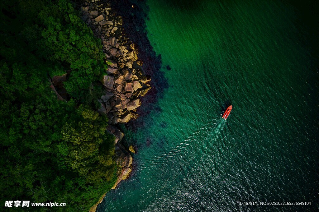 俯瞰碧海孤舟與蔥郁岸景