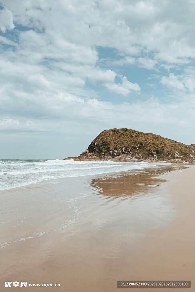 美麗海灘與遠(yuǎn)處山丘