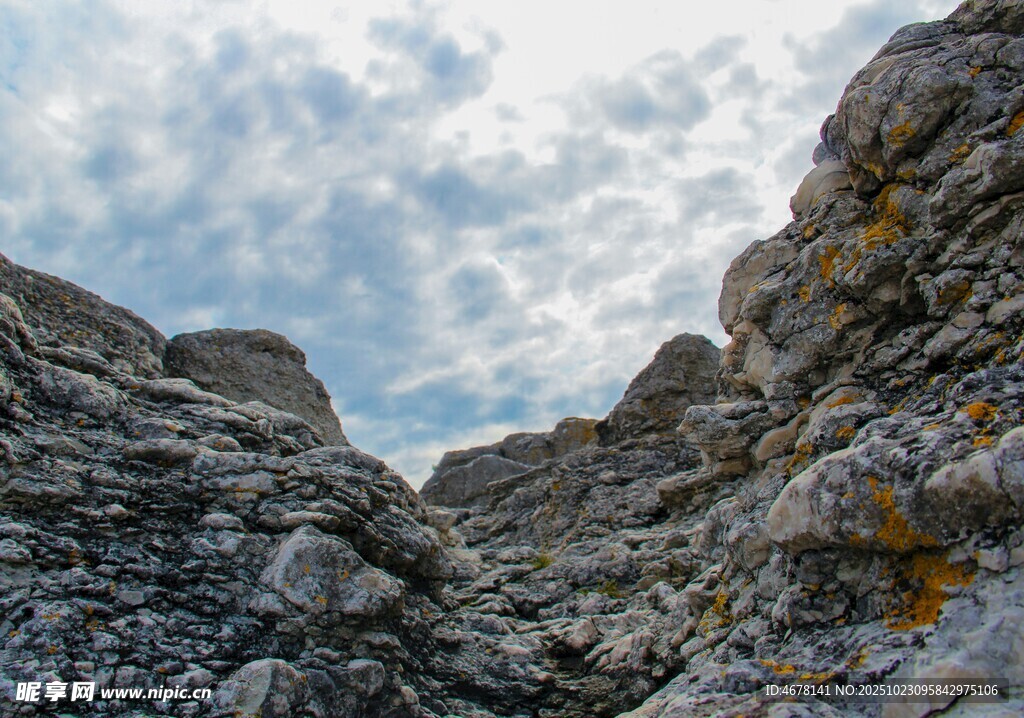 嶙峋山石與藍(lán)天白云