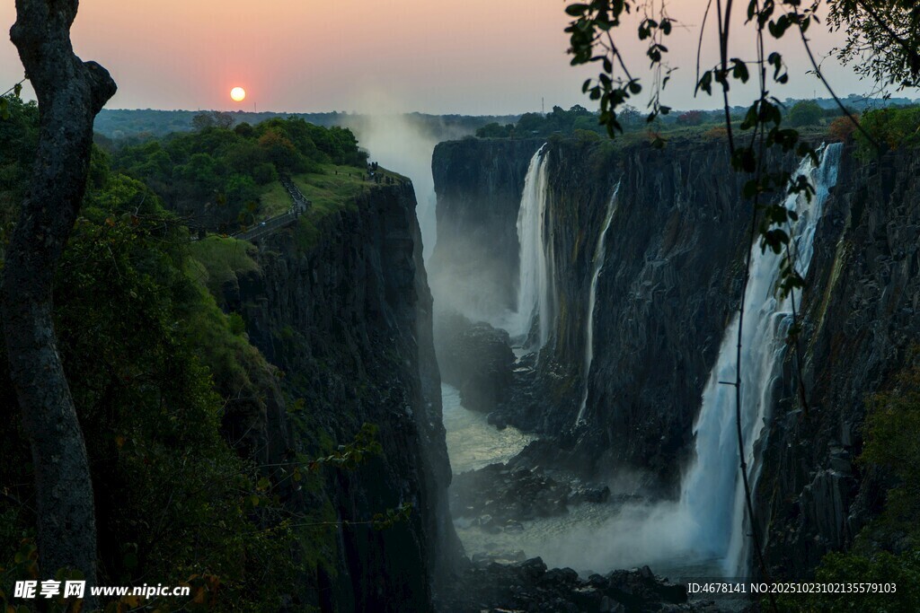 壯觀瀑布在黃昏美景中