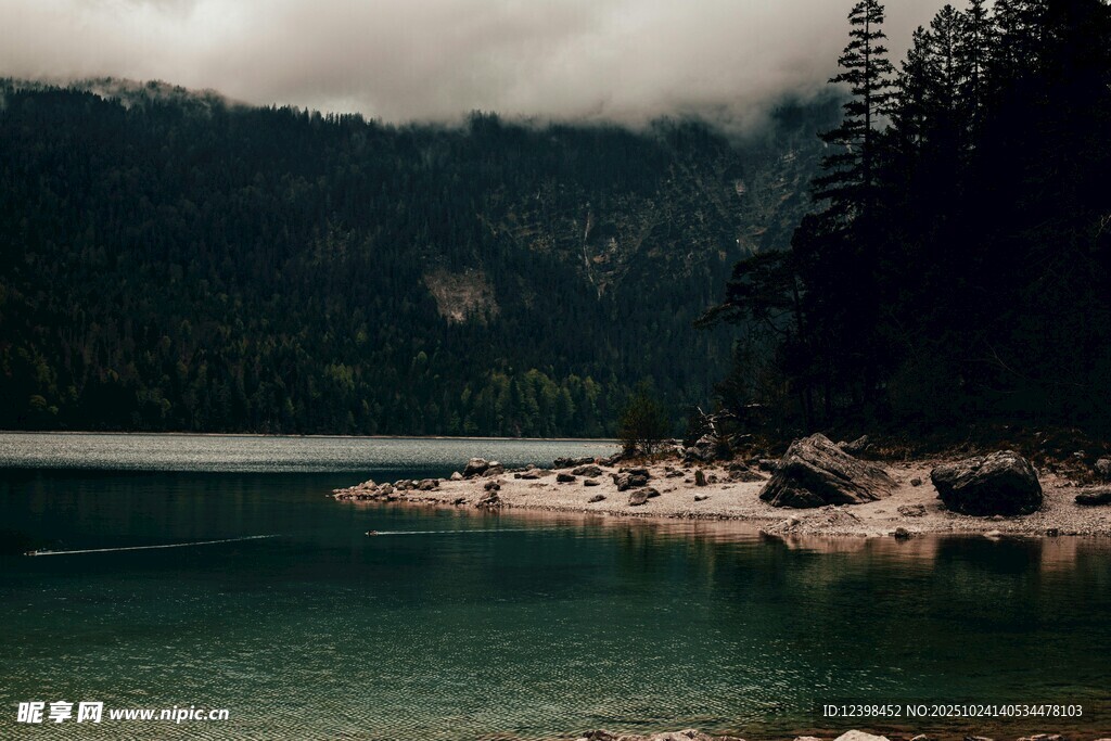 寧靜湖畔的山林風(fēng)光