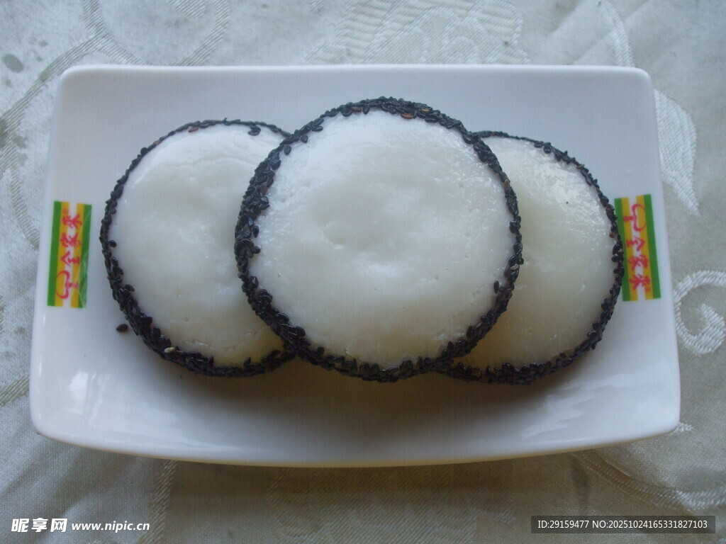 美味糯米糍擺放在盤(pán)中
