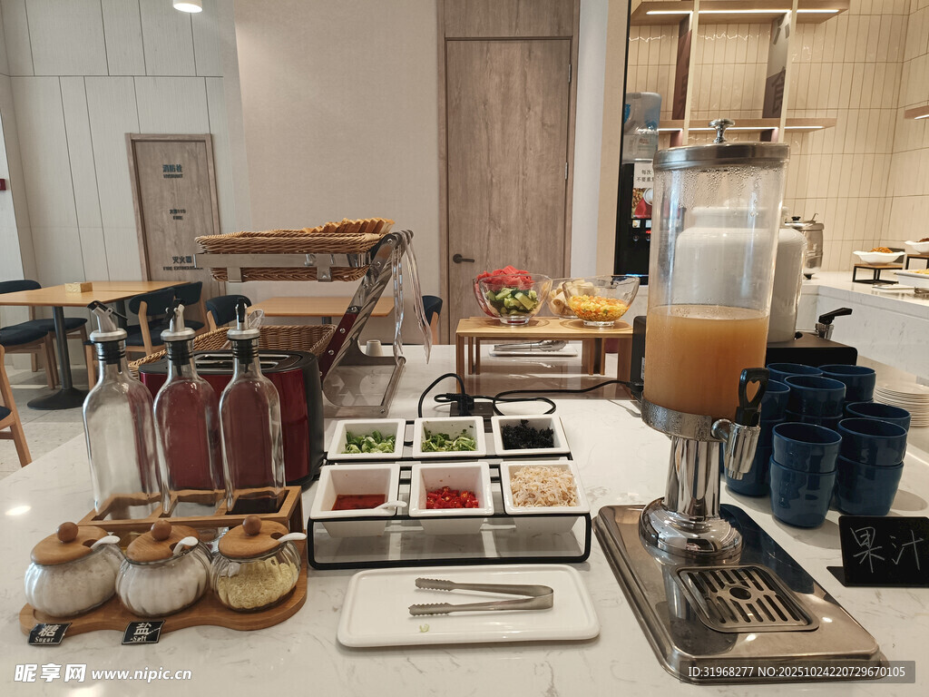 自助早餐區(qū)的多樣飲品與餐點(diǎn)