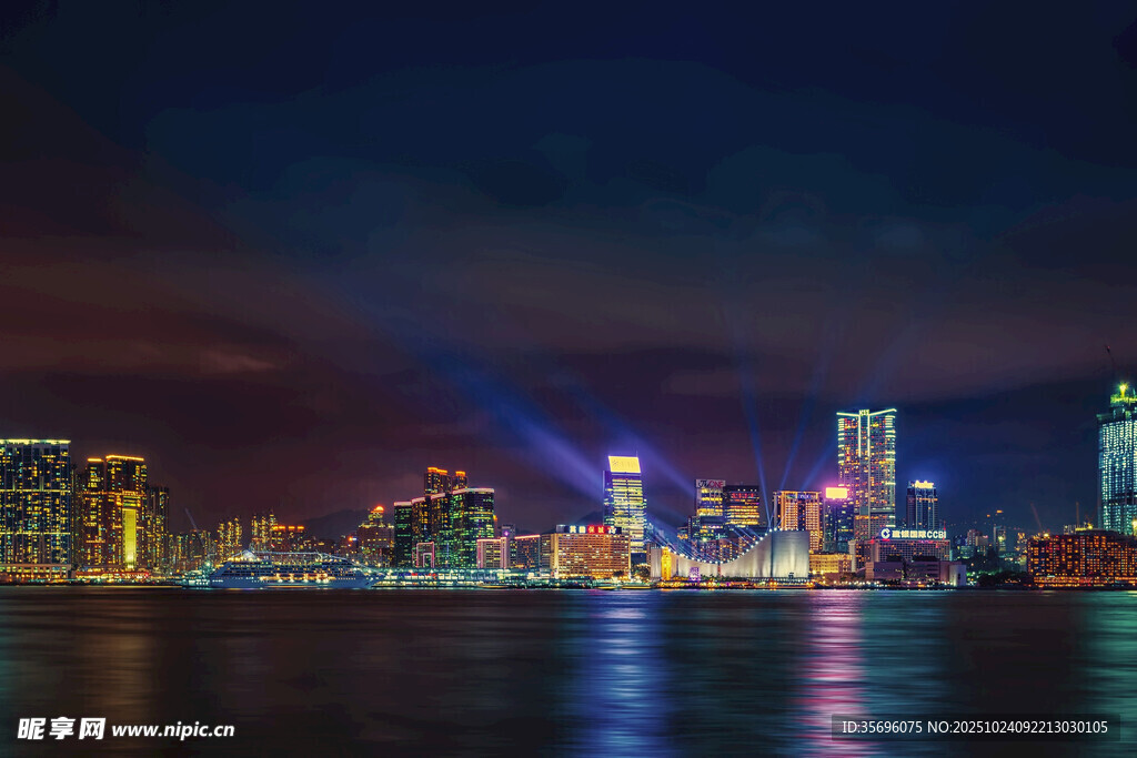 城市璀璨夜景映于水面