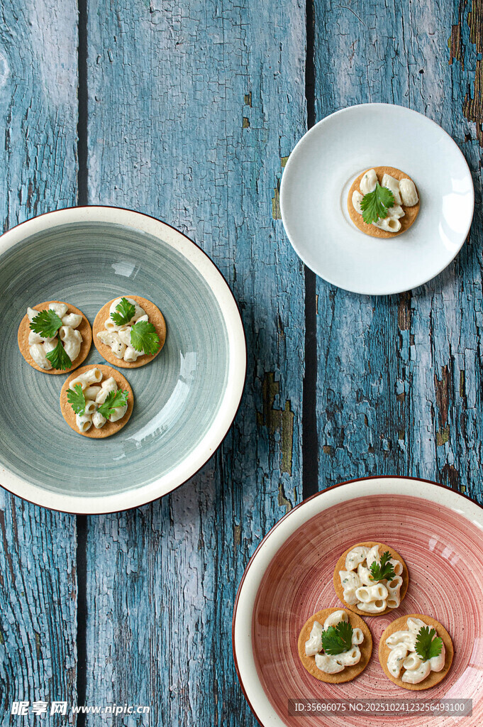 精致小食擺于藍(lán)色木桌