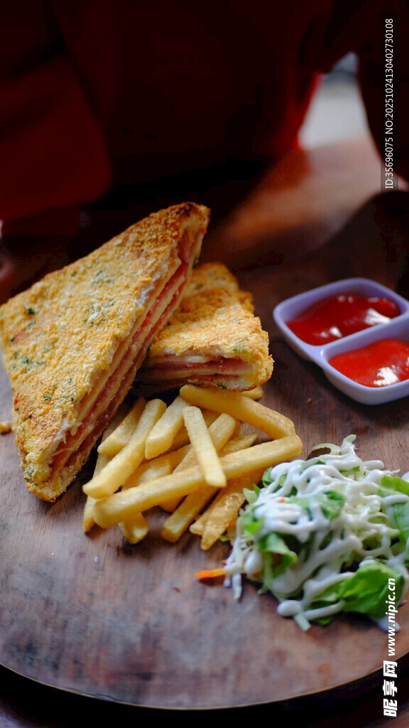 美味三明治配薯?xiàng)l沙拉