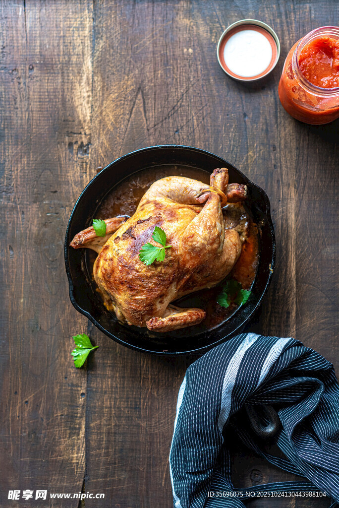 烤雞配蘸料置于木桌