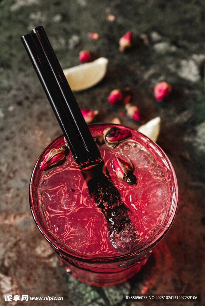 紅色冰飲配黑吸管與果粒