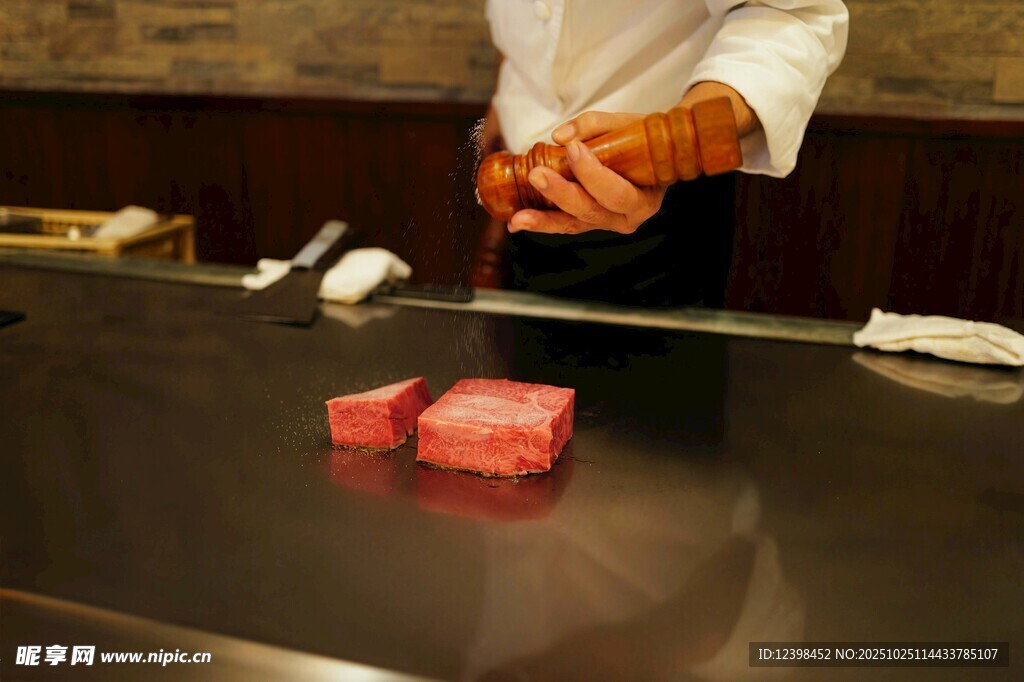 廚師專注處理新鮮生魚片