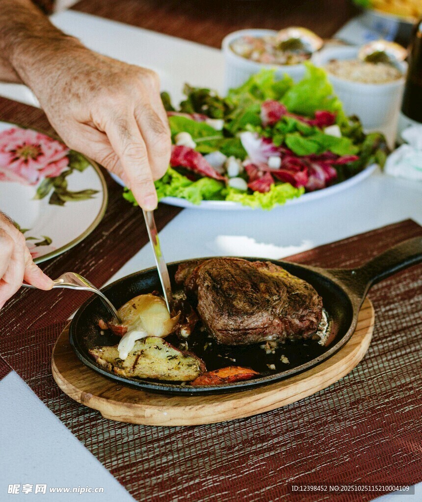 美味牛排與多樣菜肴