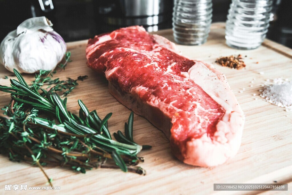 新鮮生牛肉與香草佐料