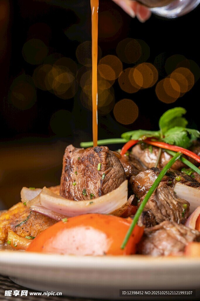 美味佳肴正淋汁上桌