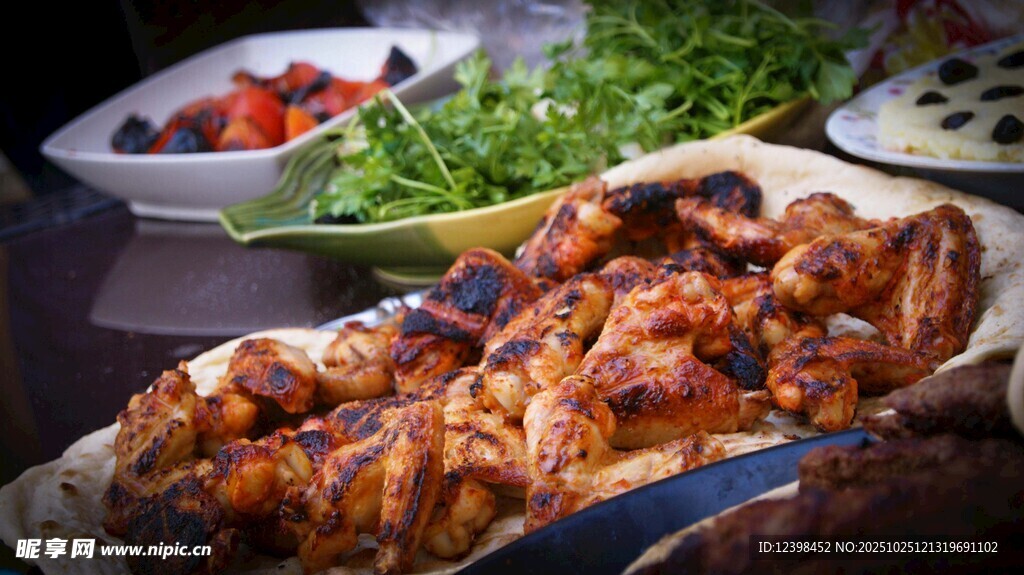 美味烤雞翅與新鮮配菜