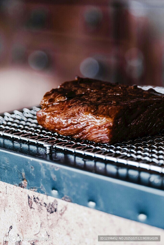 烤架上的美味牛排