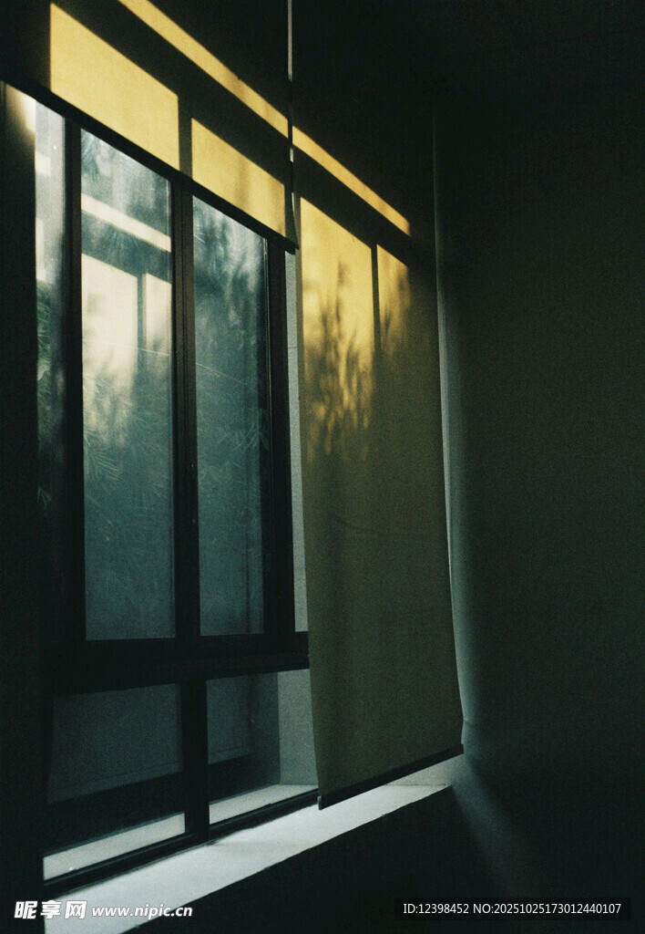 昏暗室內(nèi)的玻璃門窗景象