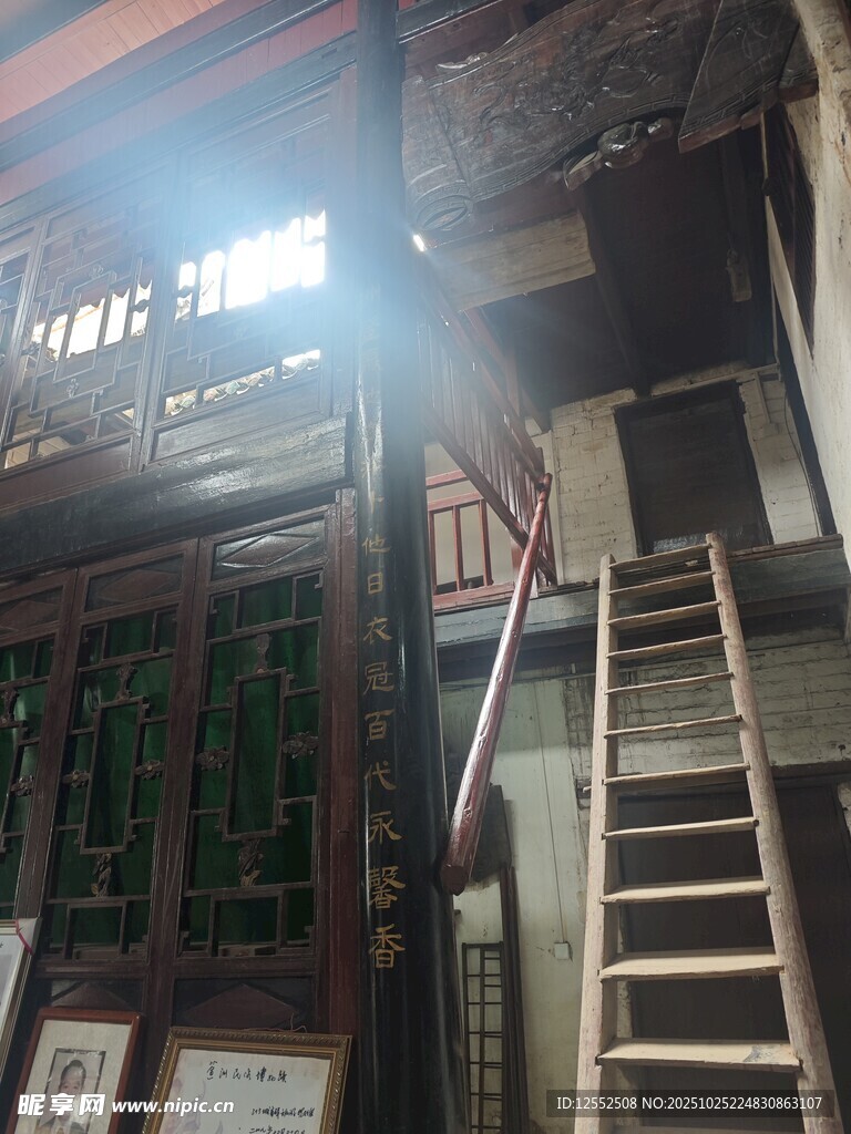 室內(nèi)木梯旁的昏暗場(chǎng)景