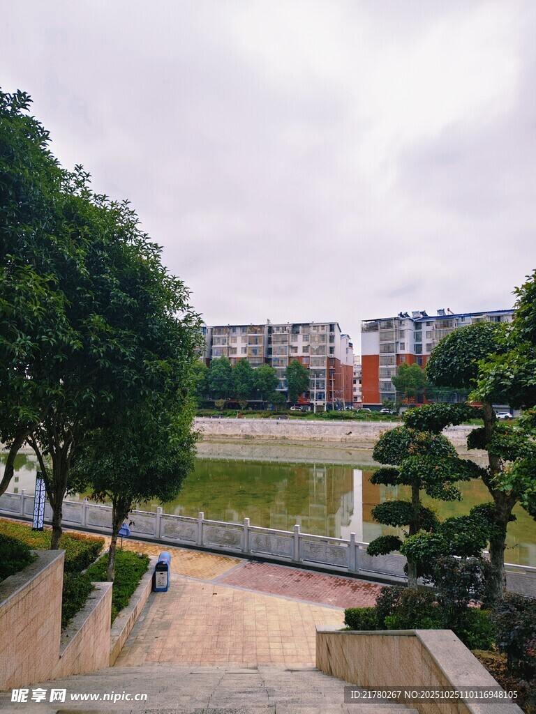 城市河畔綠植環(huán)繞