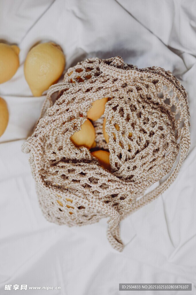 網(wǎng)袋中的檸檬與雞蛋