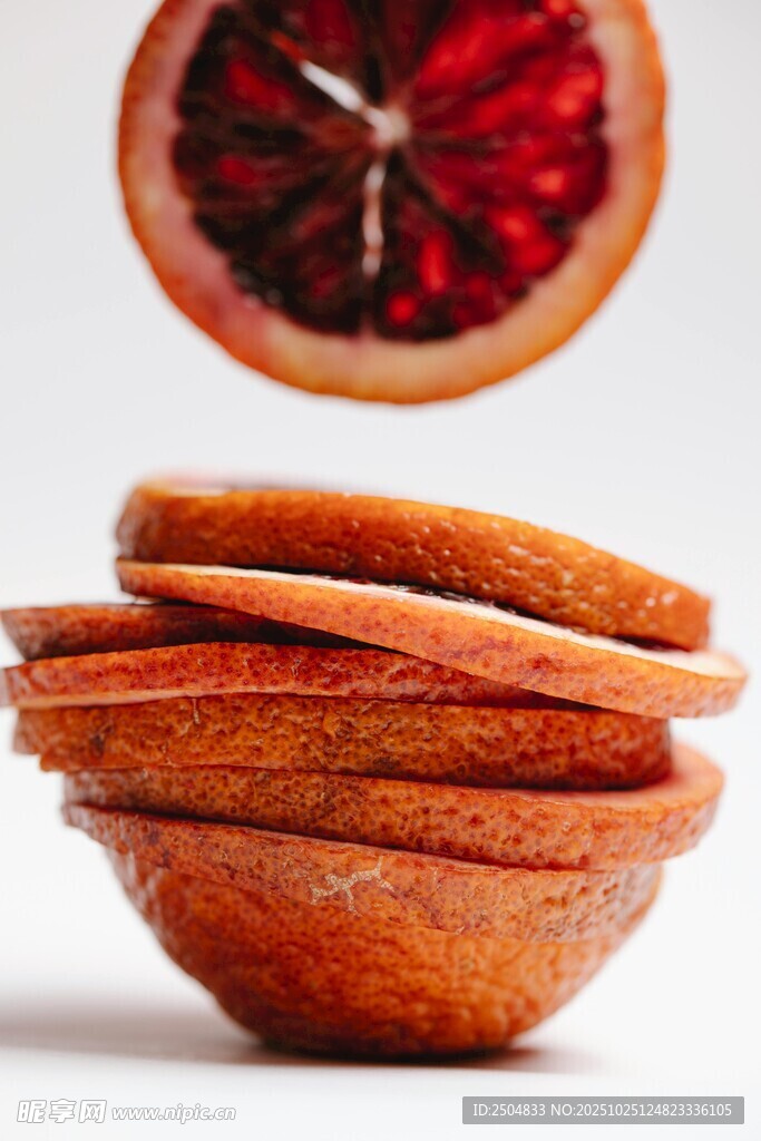 堆疊的橙皮與切開的石榴