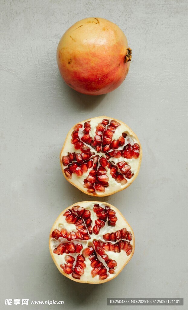 新鮮切開的誘人石榴果