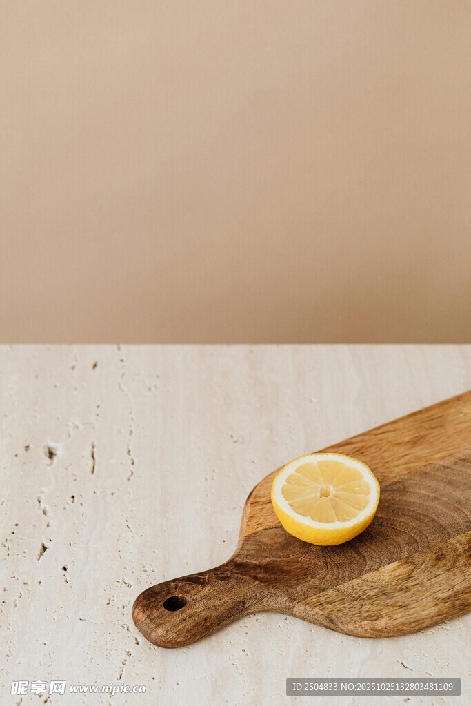 木砧板上的半片檸檬