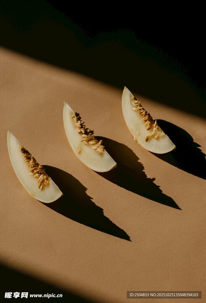 三片甜瓜切片展示