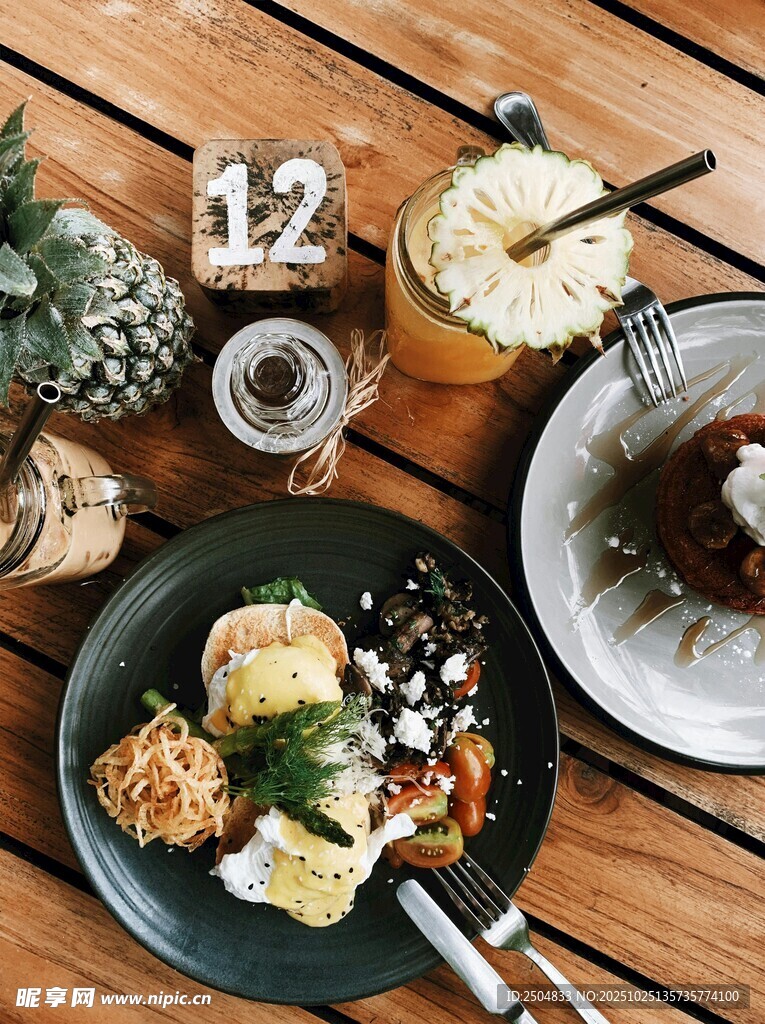 美味早餐擺放在木質(zhì)桌面上