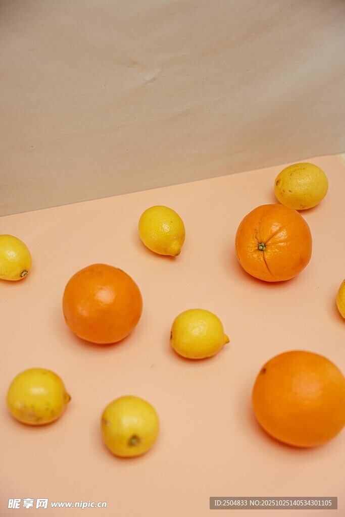多彩柑橘與檸檬擺放圖