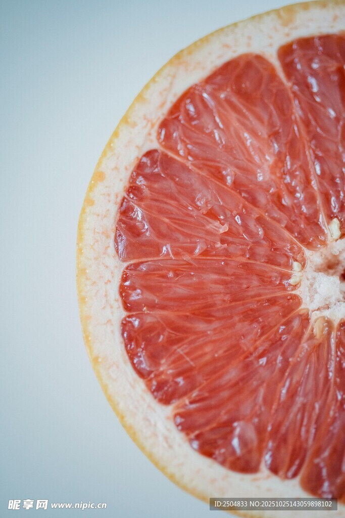 半顆多汁的粉紅葡萄柚