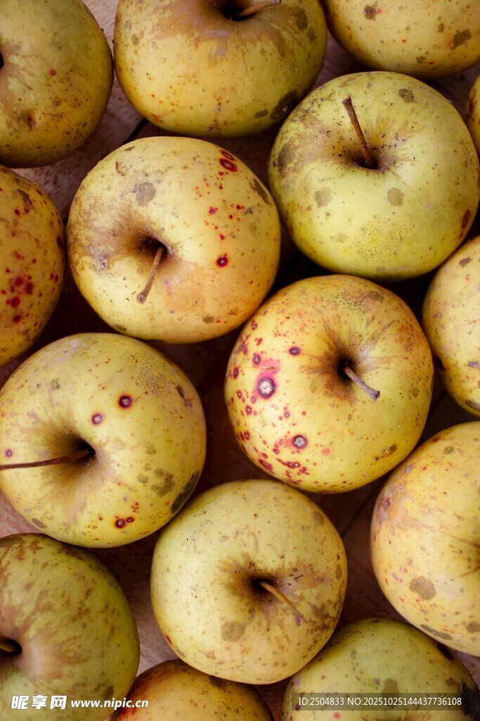 一堆帶斑點的新鮮蘋果
