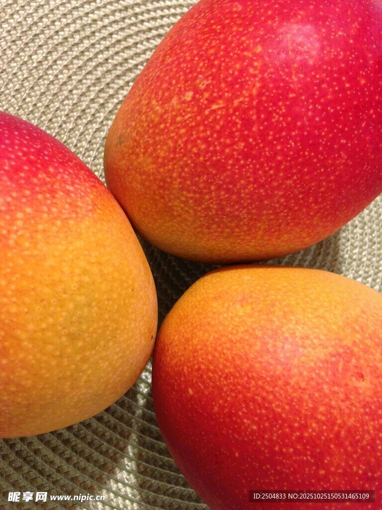 新鮮誘人的彩色芒果