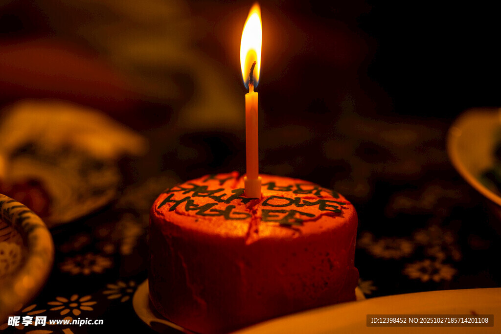點(diǎn)燃的紅色生日蠟燭