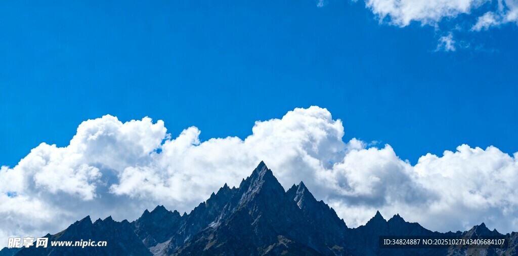 藍(lán)天白云下的巍峨山峰