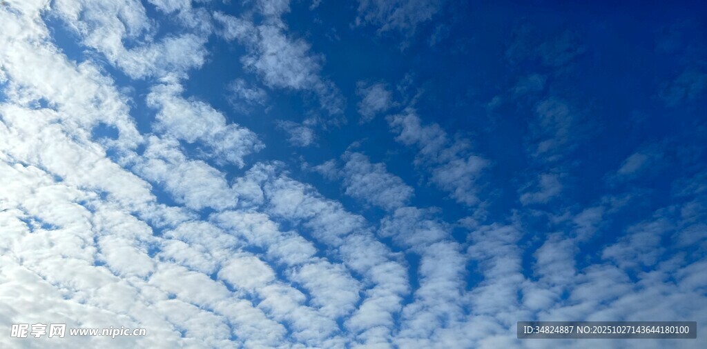 蔚藍天空中的絮狀云朵