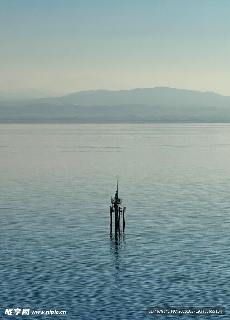海上孤樁靜謐遼闊之景