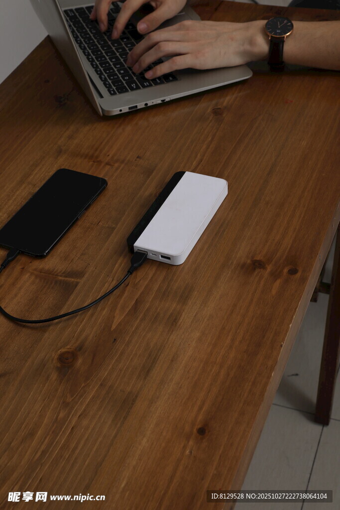 桌上充電的手機(jī)與充電寶