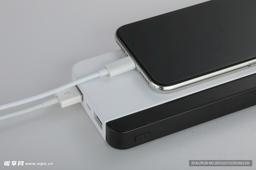 手機連接充電寶充電