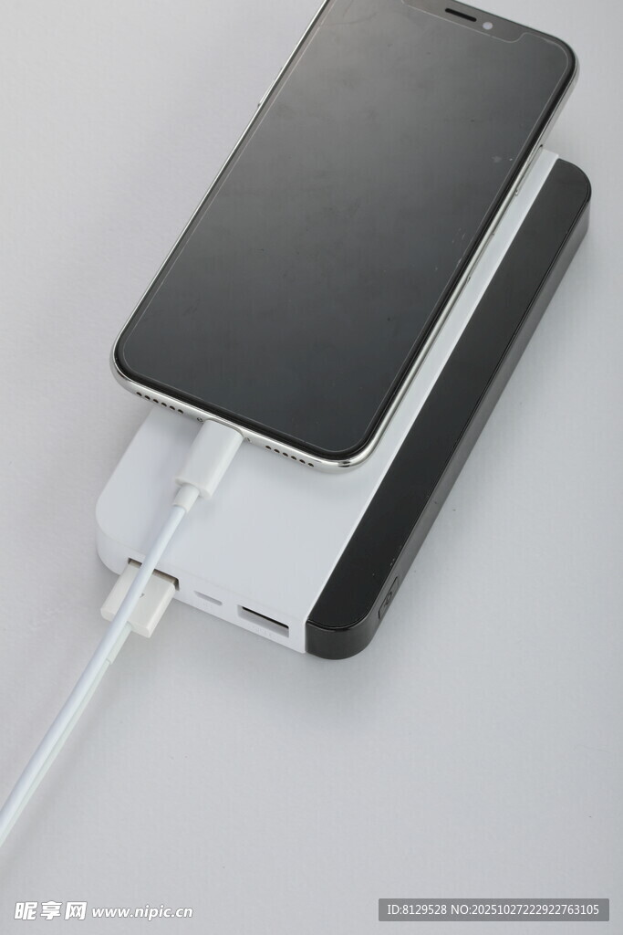 兩部手機(jī)同時(shí)充電場(chǎng)景