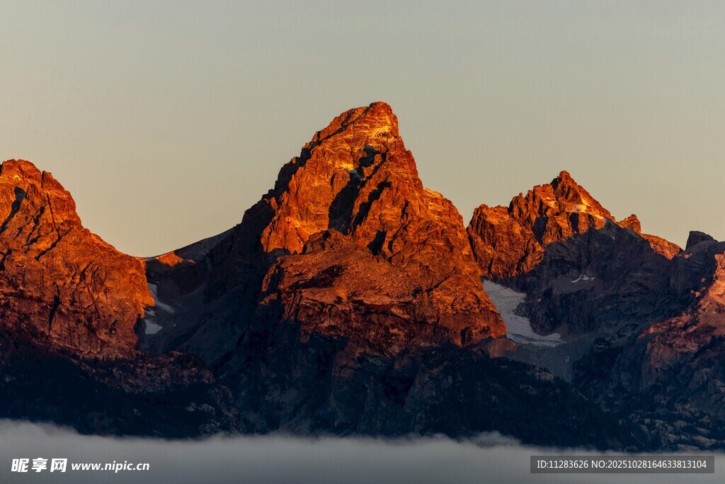 日出映紅壯麗山峰