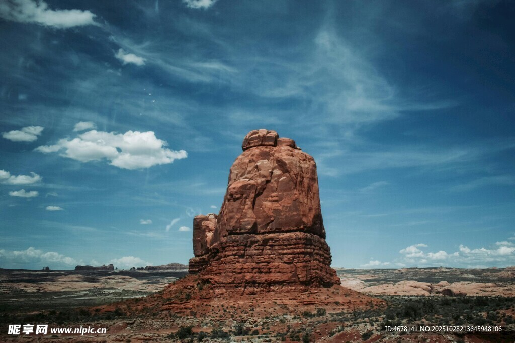 荒漠中的孤聳紅色巖峰