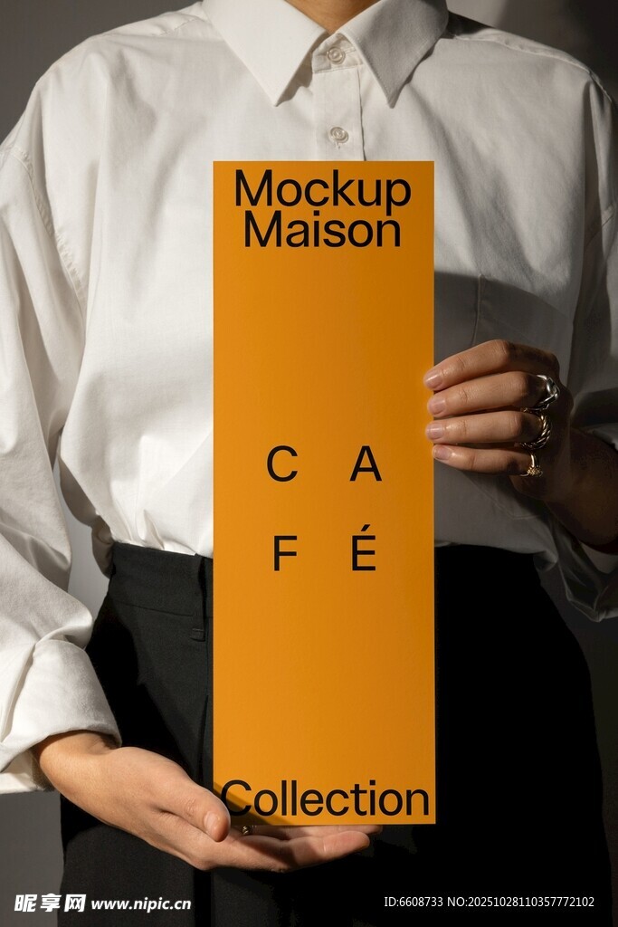 手持咖啡品牌宣傳卡片