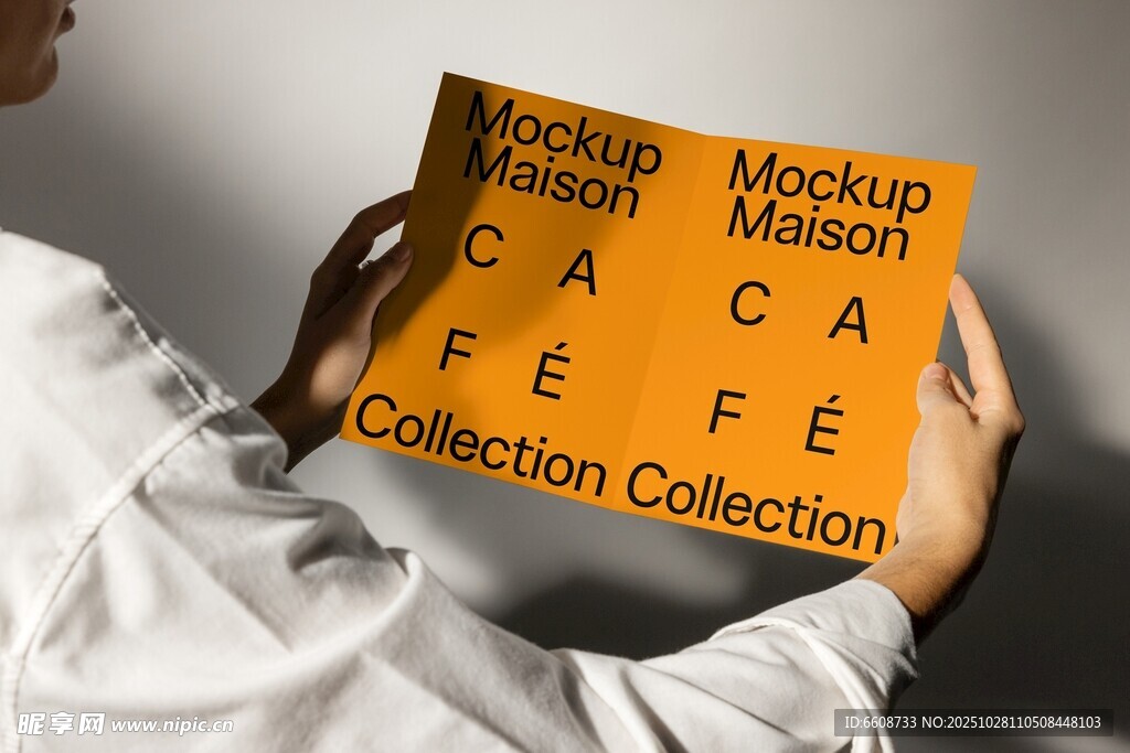 手持黃色咖啡主題書籍封面