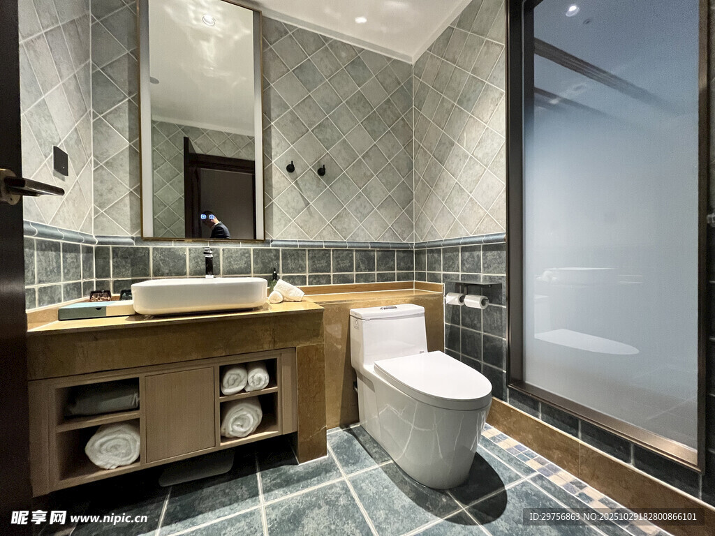 現(xiàn)代簡約風(fēng)時(shí)尚浴室空間