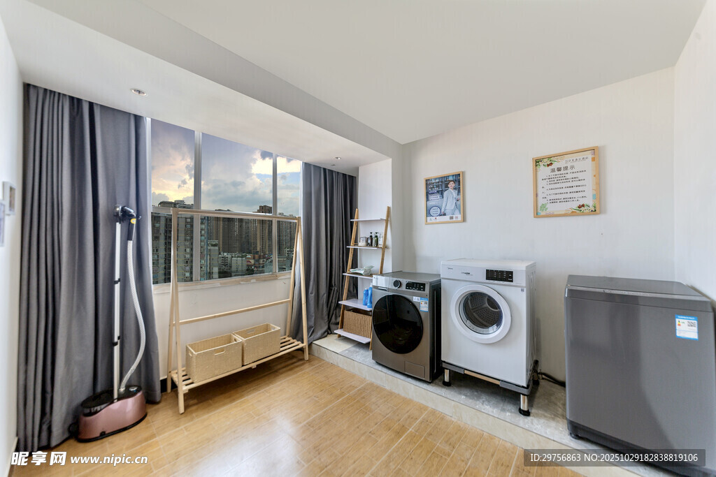 現(xiàn)代簡約風溫馨洗衣房角落