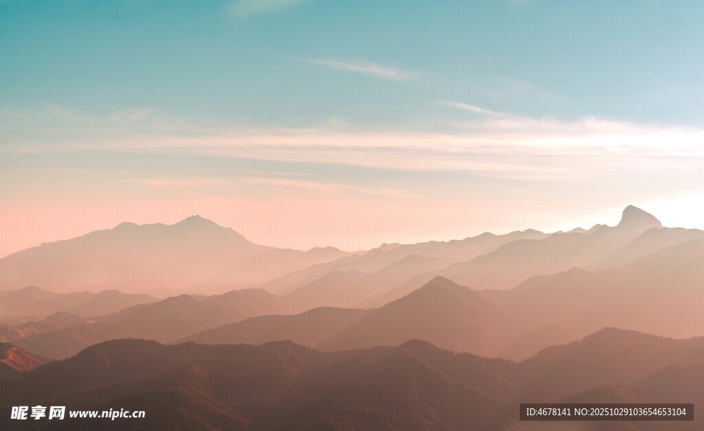 日出下的壯麗山脈景觀