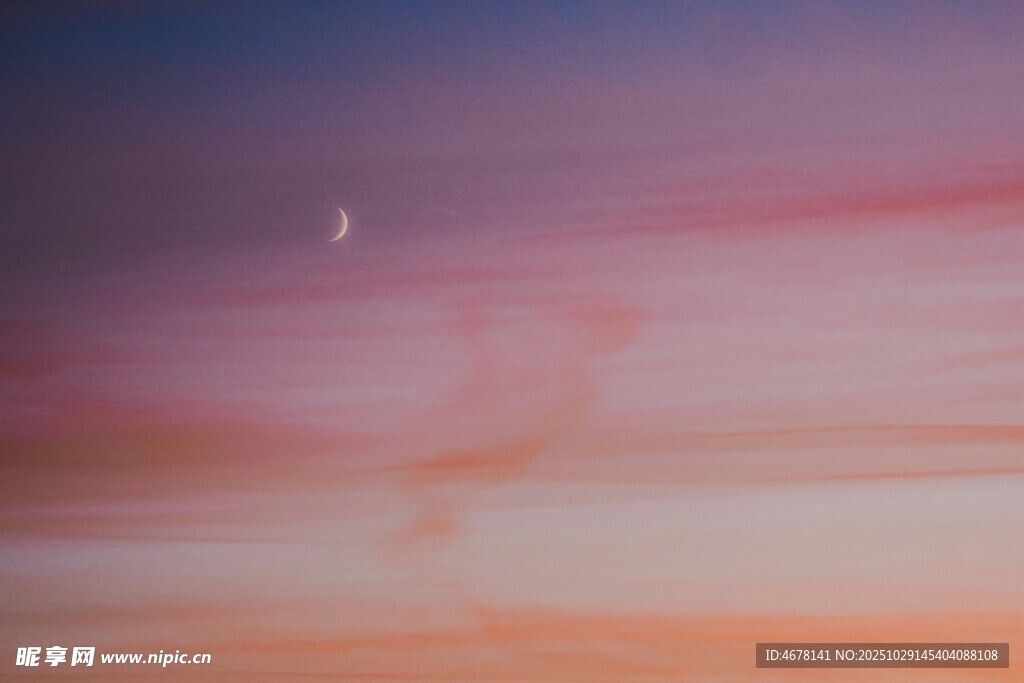 夢幻天空中的彎月