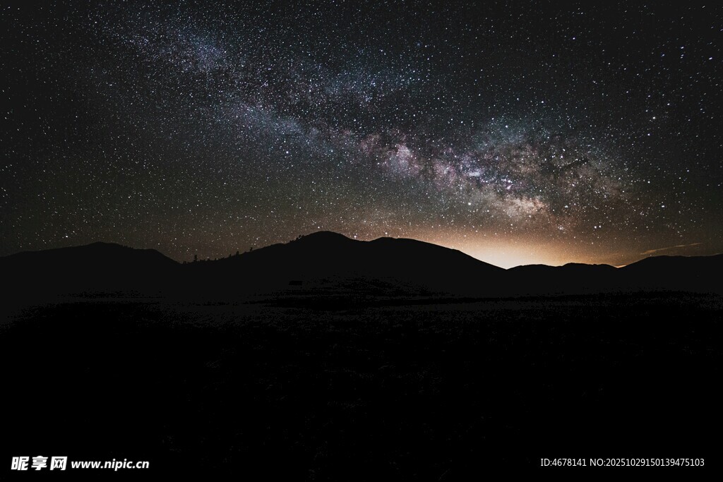 夜空下的山脈與璀璨星河