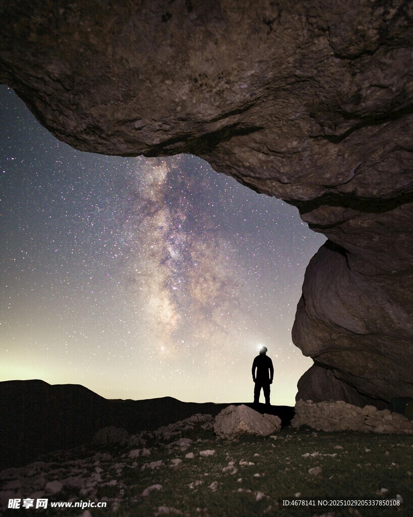 星空下的孤獨(dú)身影